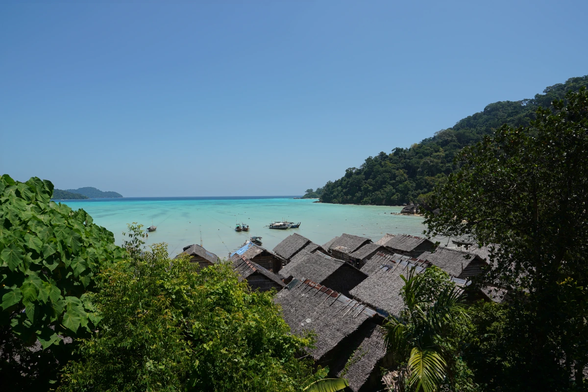 Aussicht vom Aussichtspunkt auf Ko Surin Tai (Südliche Surin-Insel)