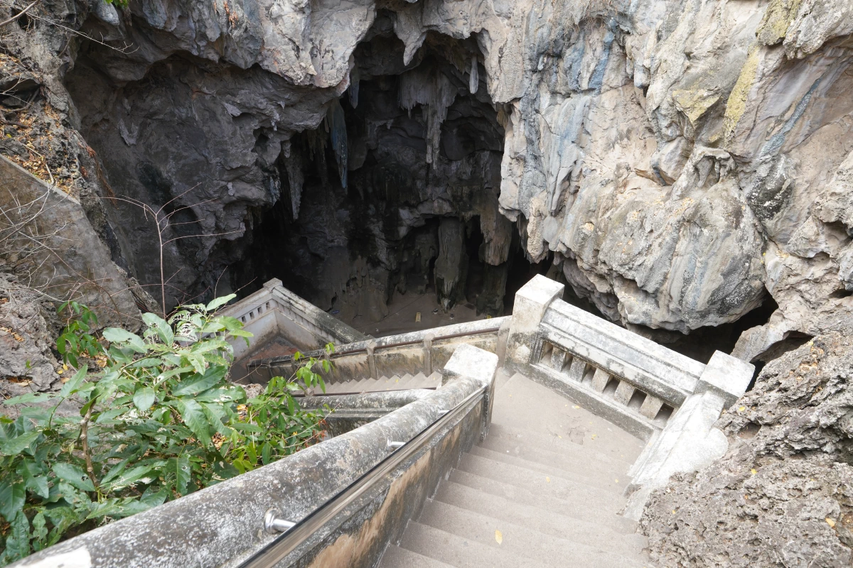 Eingang zur Buddha-Höhle bei Petchaburi