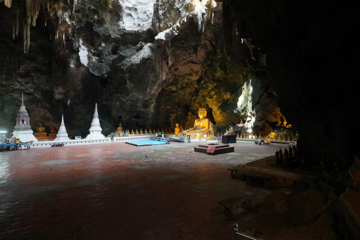 In der Buddha-Höhle bei Petchaburi