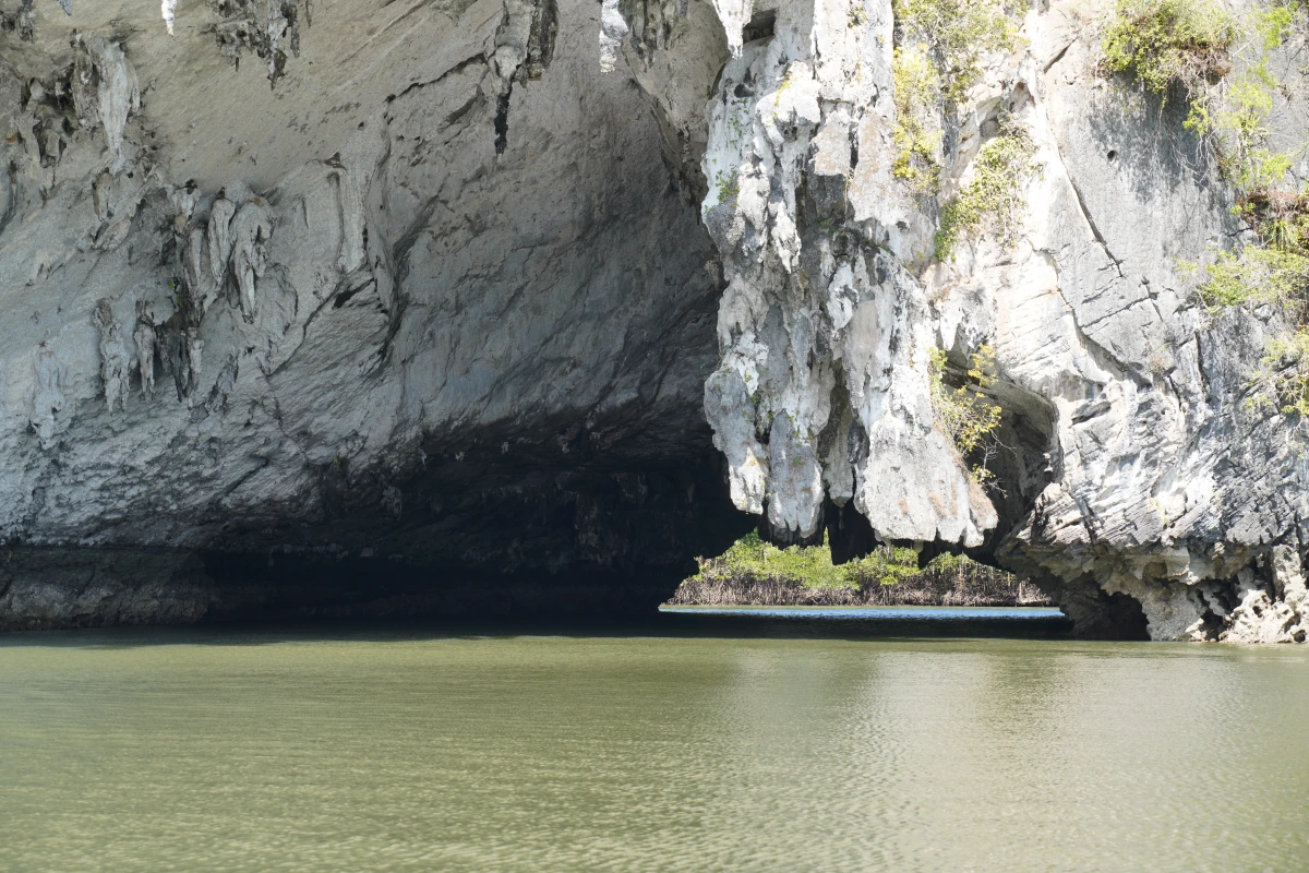 Schiffbare Höhle in der Phang-Nga-Bucht