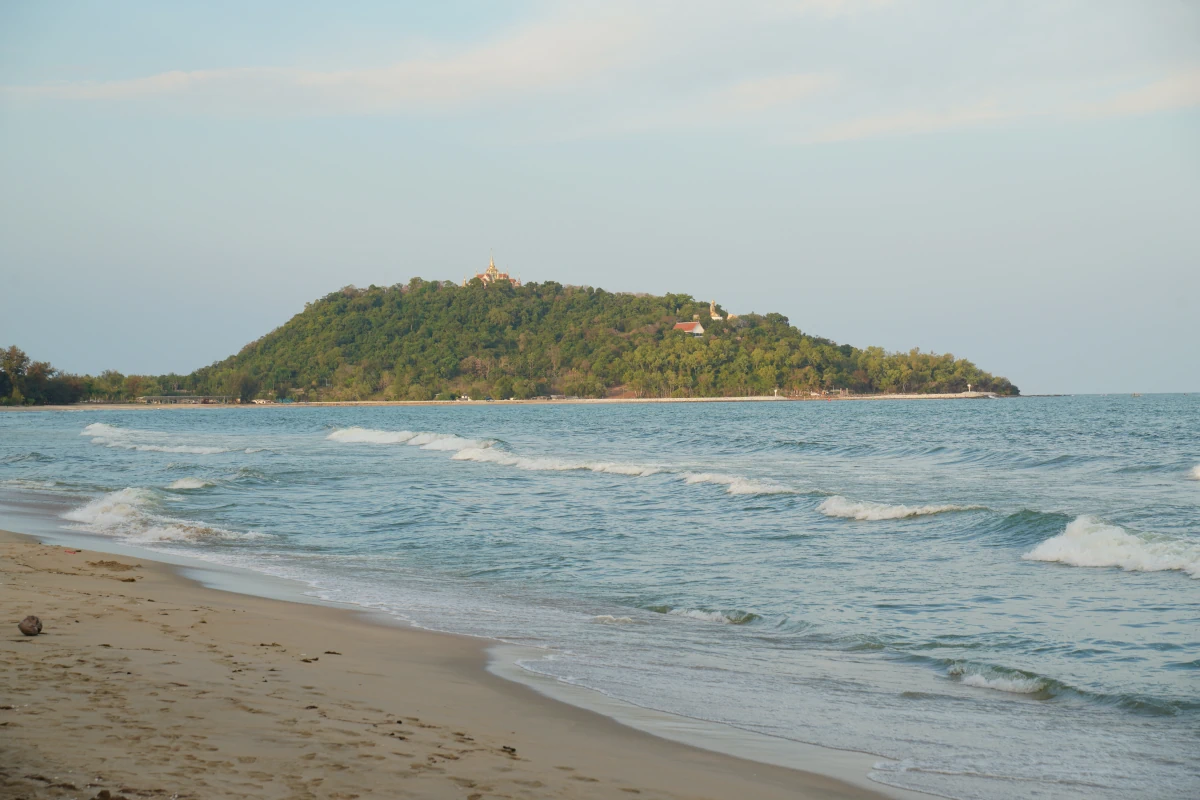 Blick von Baan Grood Beach auf den Thong-Chai-Hügel