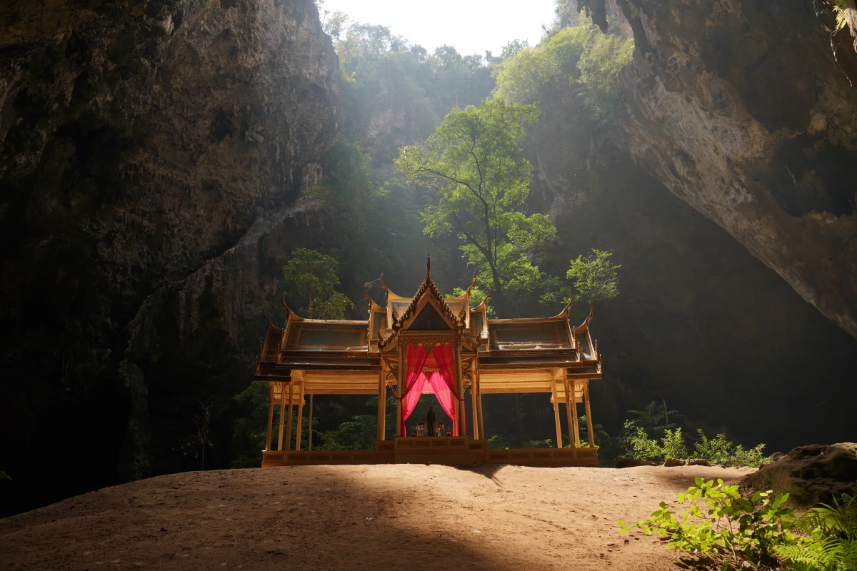 Phraya-Nakhon-Tempel in der Phraya-Nakhon-Höhle