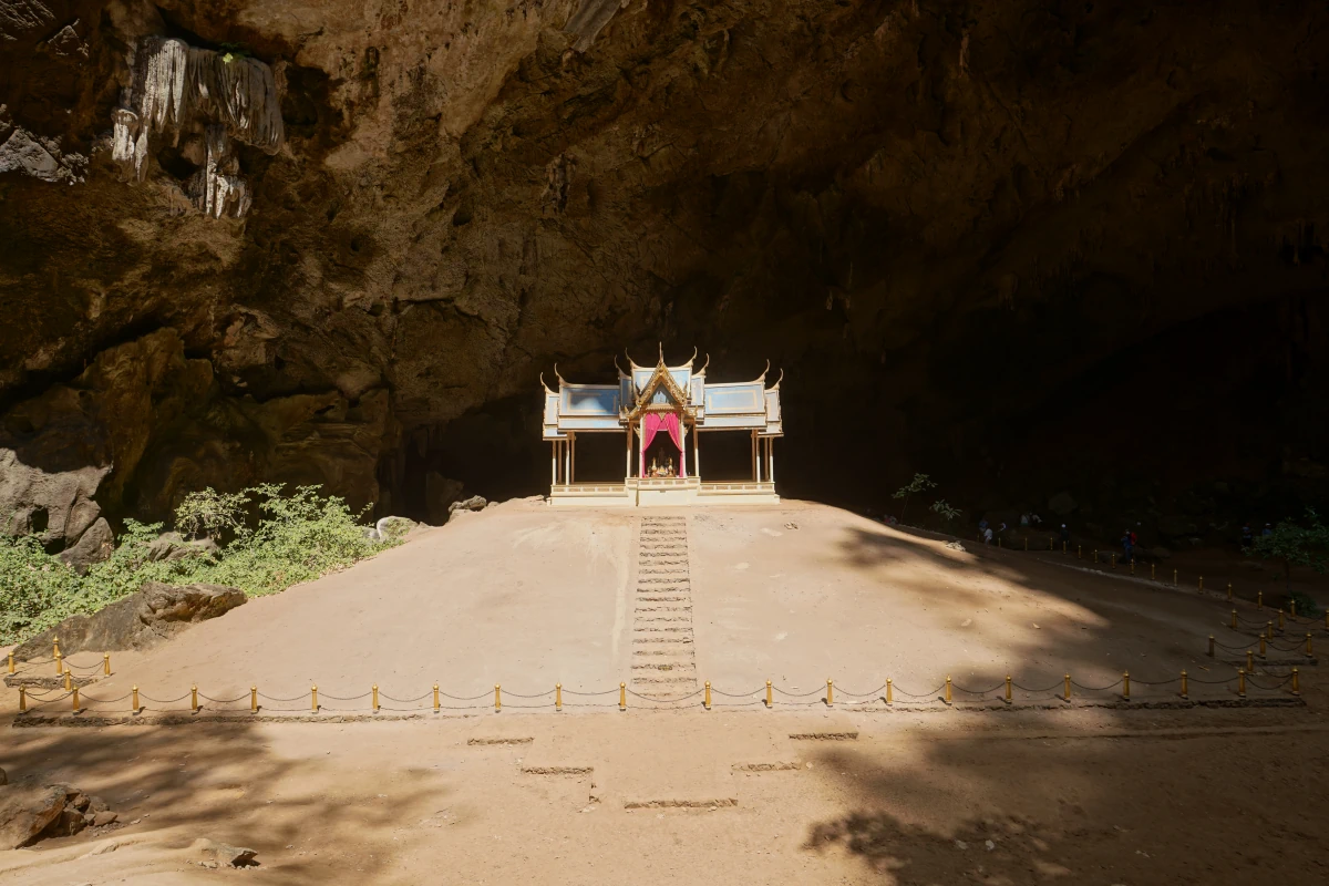 Phraya-Nakhon-Tempel in der Phraya-Nakhon-Höhle