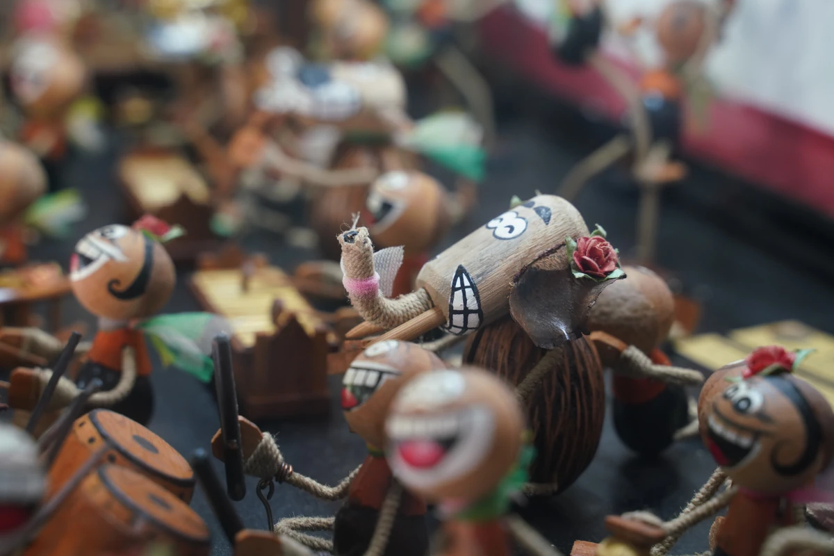 Figuren in einem Diorama im Wat Khanon Nang Yai Museum simulieren ein Schattentheater