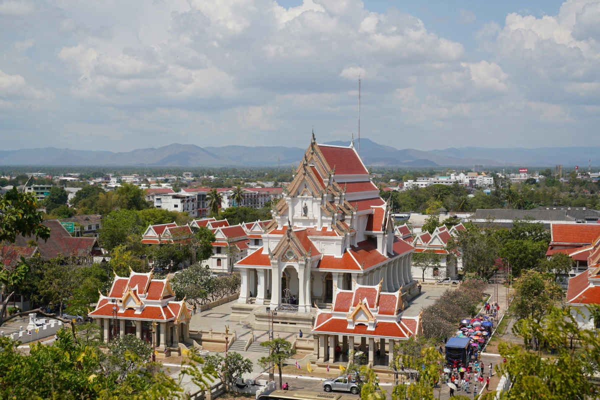 Unterer Wat Khao Chong Krachok, rechts die Parade