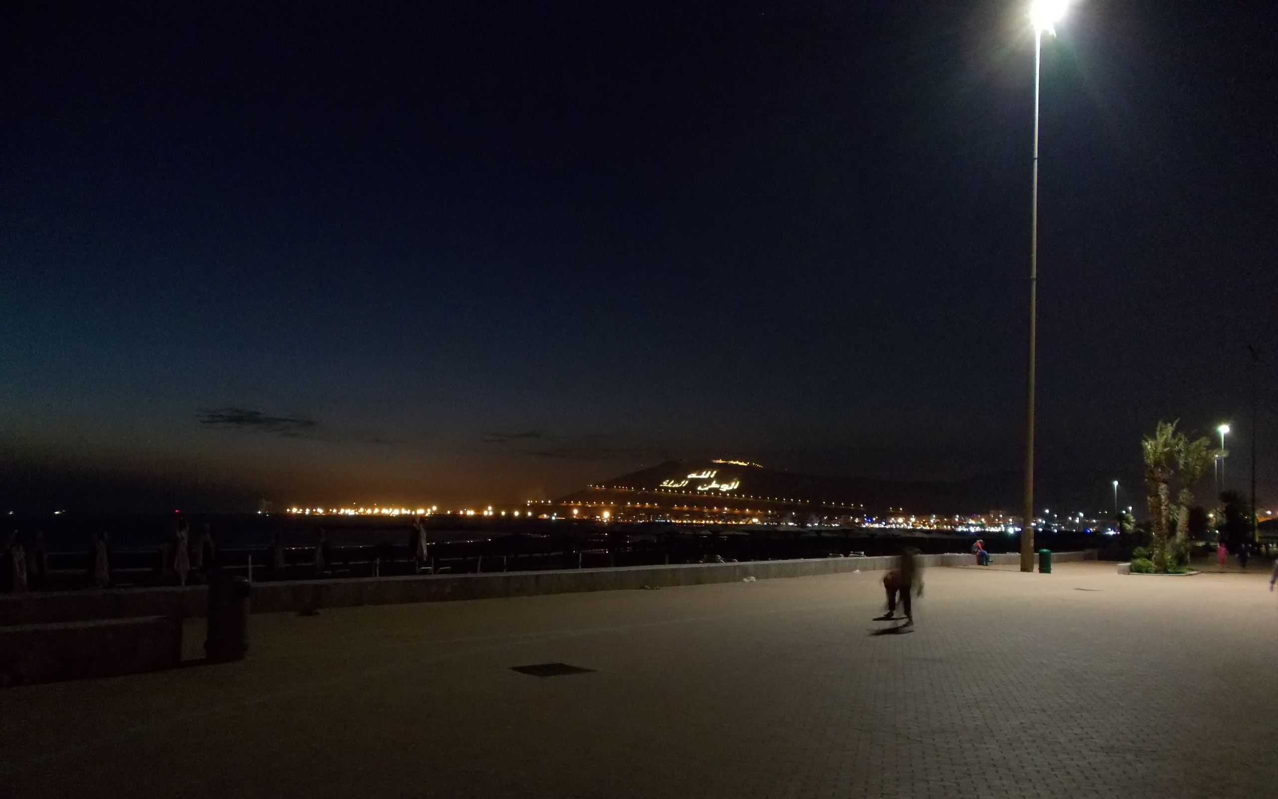 Agadir: Strand und Landzunge bei Nacht