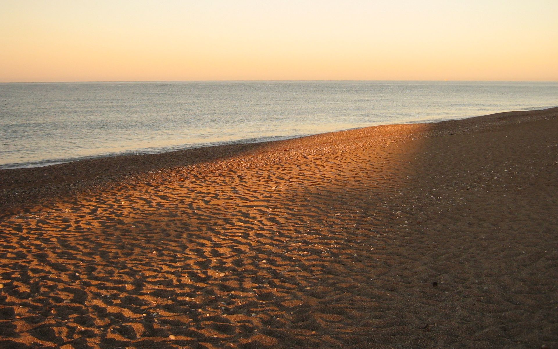 Kızılot: Strand in der Morgensonne